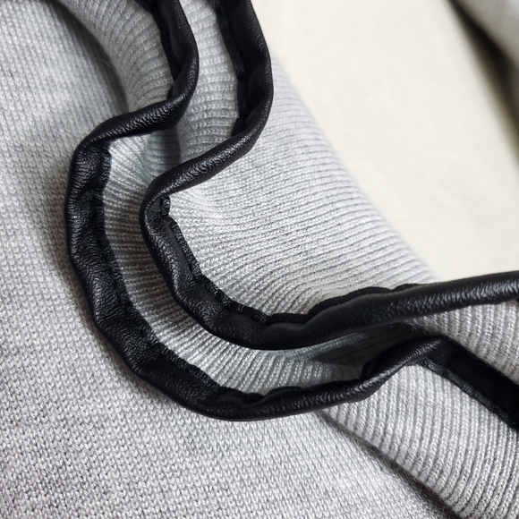 Red ruffled knit top small - Picture 6 of 9